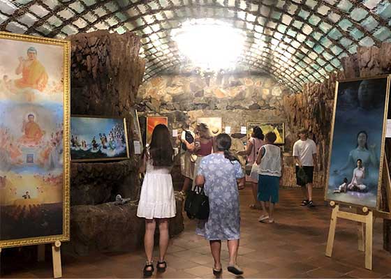 Image for article Bulgarie : Les visiteurs sont émus par la résilience et la spiritualité à l’exposition L’Art de Zhen Shan Ren au château de Ravadinovo