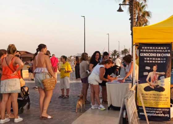Image for article Valence, Espagne : Les gens saluent le Falun Dafa et les efforts des pratiquants pour mettre fin à la persécution par le PCC