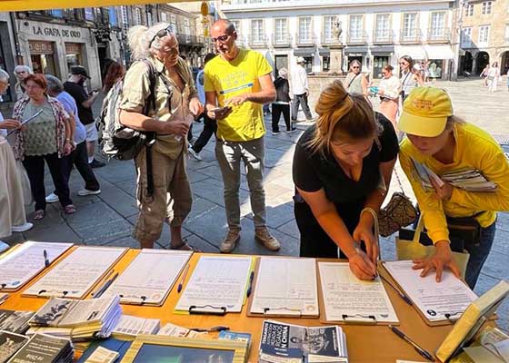 Image for article Espagne : Des gens découvrent le Falun Dafa sur un célèbre site touristique