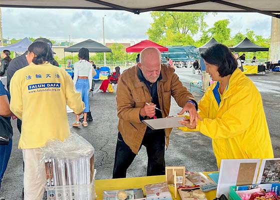 Image for article Albany, État de New York : Les participants au Riverfront Jazz Festival découvrent le Falun Dafa
