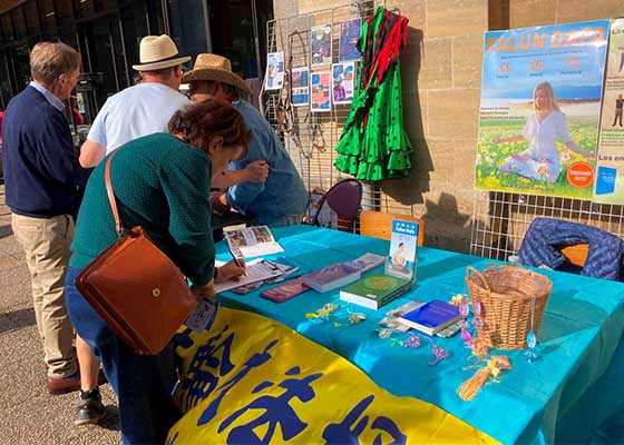 Image for article France : Le public découvre le Falun Dafa lors du Forum des associations dans la Manche