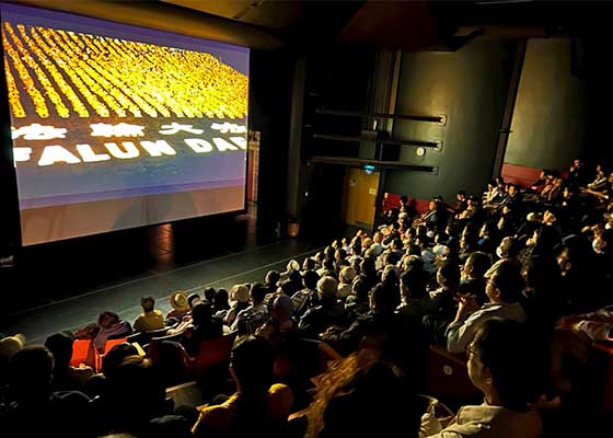 Image for article Australie : La projection du film <I>Organes d’État</I> touche les spectateurs