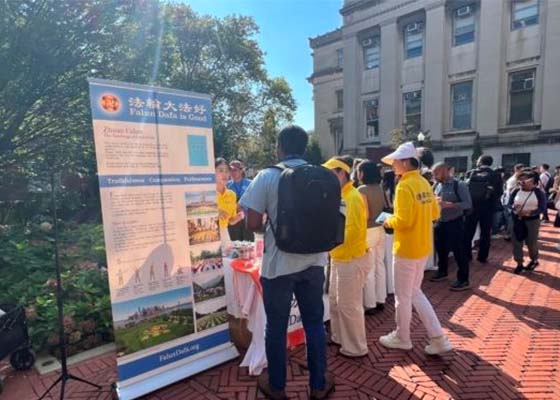Image for article New York : Présentation du Falun Dafa lors de la Semaine de bienvenue à l’Université Columbia
