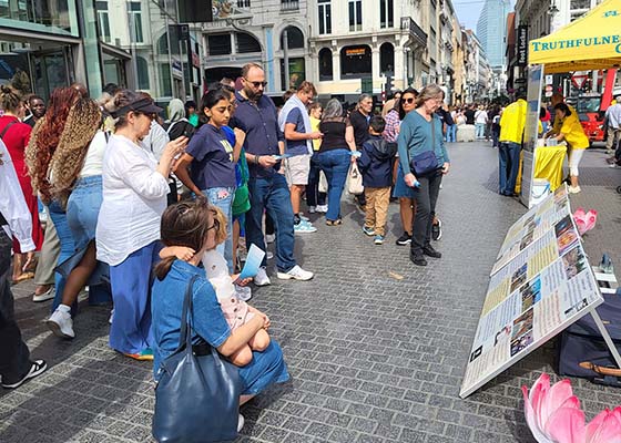 Image for article Belgique : Des personnes condamnent la persécution du Falun Dafa lors d’une activité à Bruxelles