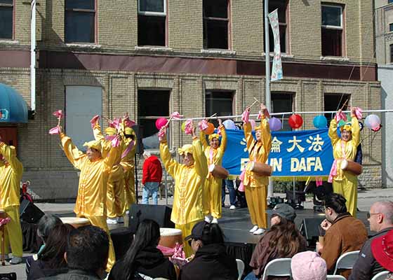 Image for article Canada : La troupe de tambourins de ceinture des pratiquants de Falun Dafa mène le défilé communautaire au Festival des Lanternes de Winnipeg