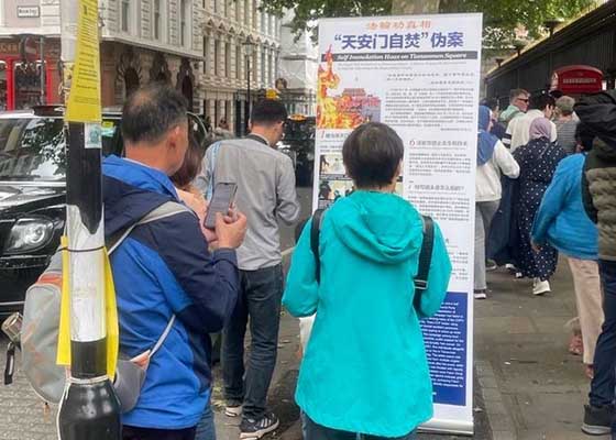 Image for article Des Chinois découvrent le Falun Dafa devant le British Museum à Londres