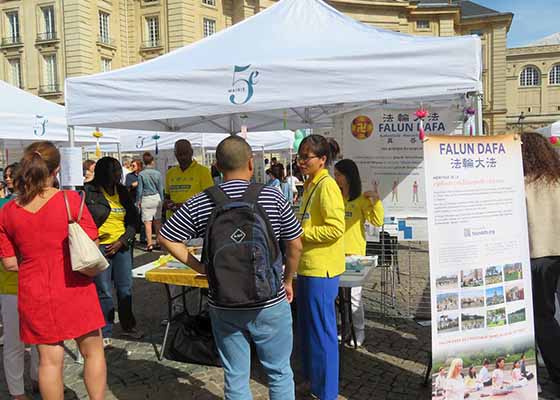 Image for article France : Présentation du Falun Dafa lors de plusieurs forums associatifs à Paris