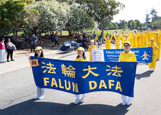 Image for article Californie : Les pratiquants de Falun Gong apportent de la joie au défilé des Journées de Newark