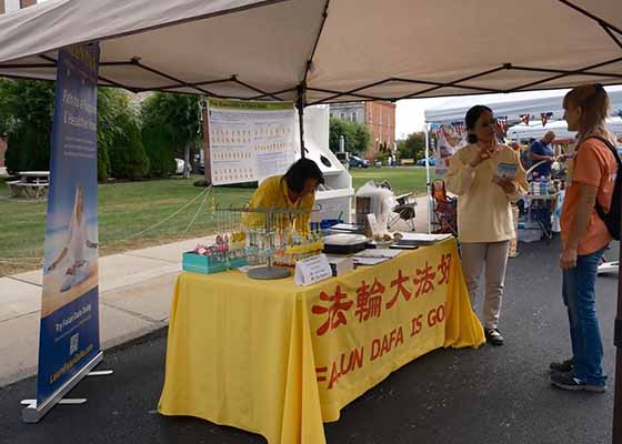 Image for article Nord de l’État de New York : présentation du Falun Dafa à la foire de rue de Canajoharie