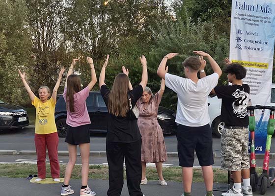 Image for article Des personnes condamnent la persécution lors d’activités de présentation du Falun Dafa en Roumanie