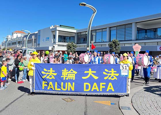 Image for article Nouvelle-Zélande : Présentation du Falun Dafa lors du défilé des fleurs à Hastings
