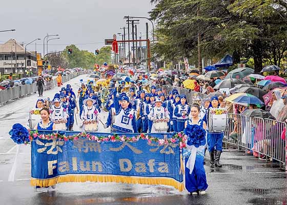 Image for article Australie : Le groupe du Falun Dafa récompensé lors du grand défilé floral de Toowoomba