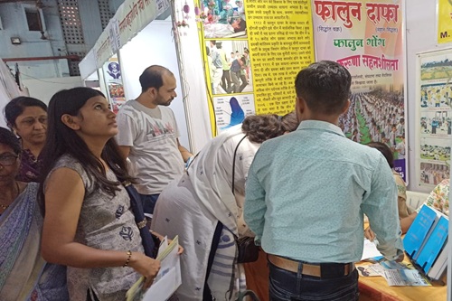 Image for article Nagpur, en Inde : Les gens soutiennent les pratiquants de Falun Dafa à l’exposition Gramayan Abhyuday Sewa 2025