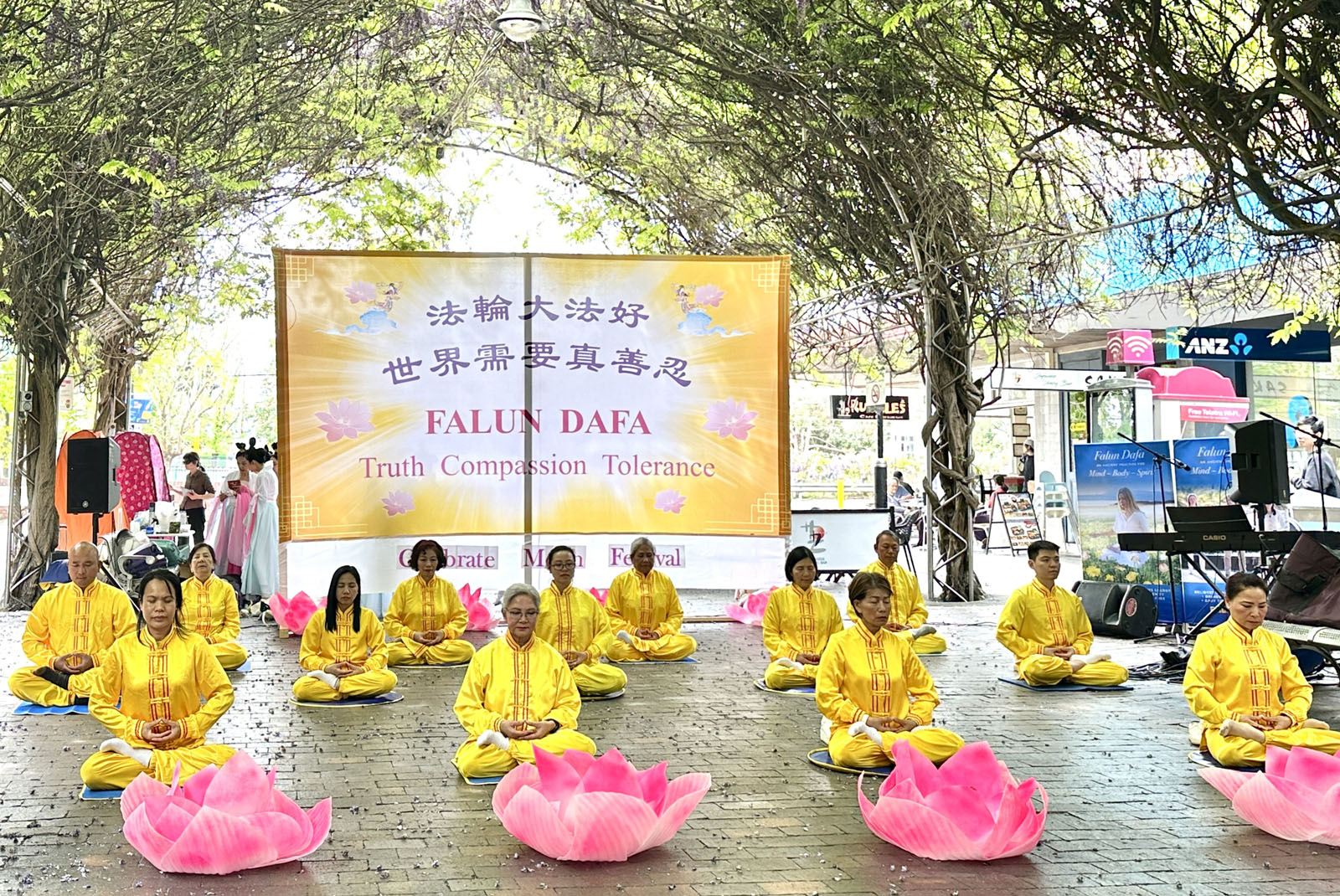 Image for article Sydney, Australie : Présentation du Falun Dafa lors de la célébration de la fête de la Lune à Eastwood