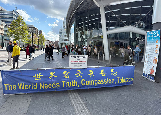 Image for article Pays-Bas : Le public découvre le Falun Dafa lors de journées d’information