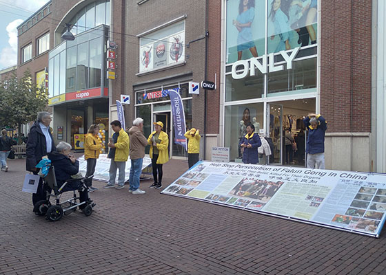 Image for article Des personnes soutiennent le Falun Dafa lors d’une journée d’information à Helmond, aux Pays-Bas