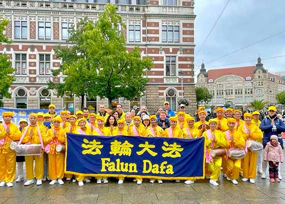 Image for article Les pratiquants de Falun Dafa en Allemagne remercient Maître Li et lui souhaitent une joyeuse fête de la Mi-Automne