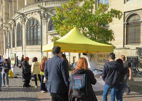 Image for article Paris, France : le public condamne la persécution du Falun Dafa par le PCC