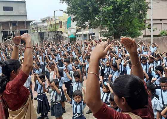 Image for article 4500 élèves, enseignants et membres du personnel de seize écoles en Inde accueillent le Falun Dafa