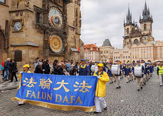 Image for article République tchèque : Le public fait l’éloge du Falun Dafa lors du défilé à Prague
