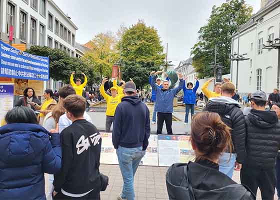 Image for article Belgique : Les gens signent une pétition pour mettre fin à la persécution du Falun Dafa