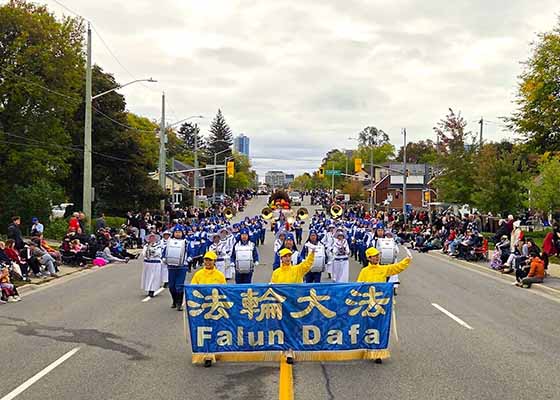 Image for article Canada : Le Tian Guo Marching Band apporte énergie et espoir au défilé de l’Oktoberfest de Kitchener-Waterloo pour l’Action de grâce
