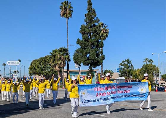 Image for article Californie : Le Falun Dafa présente la culture traditionnelle chinoise lors du défilé des Buckboard Days