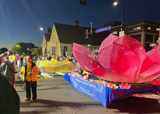 Image for article Minneapolis : Le club de Falun Gong brille de mille feux lors du défilé de bienvenue de l’Université du Minnesota