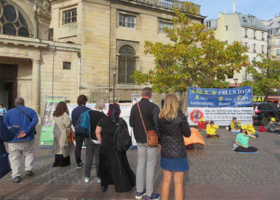 Image for article France : les gens découvrent le Falun Dafa et condamnent la persécution