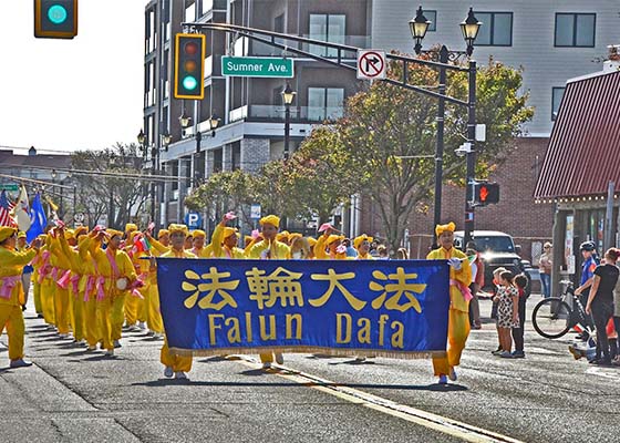 Image for article Seaside Heights, New Jersey : Le groupe de Falun Dafa se produit lors du défilé de la Journée de Christophe Colomb, célébrant la liberté et le patrimoine