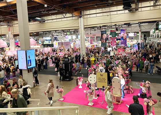 Image for article Finlande : Les gens découvrent le Falun Dafa au Salon de la santé à Helsinki