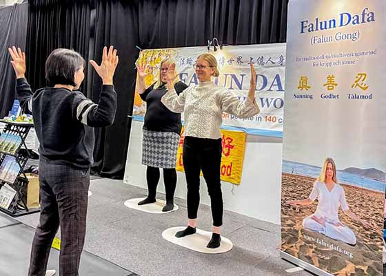 Image for article Présentation du Falun Dafa lors d’un salon de la santé à Solna, en Suède