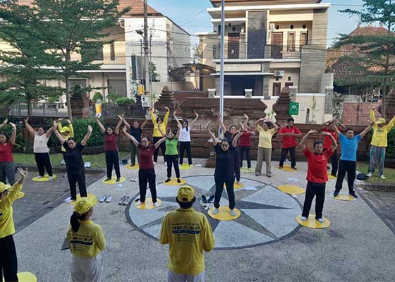 Image for article Indonésie : Le personnel du bureau du sous-district du nord de Kuta apprend le Falun Dafa