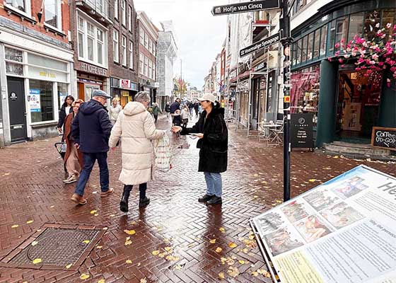 Image for article Les gens découvrent le Falun Dafa lors d’une activité aux Pays-Bas