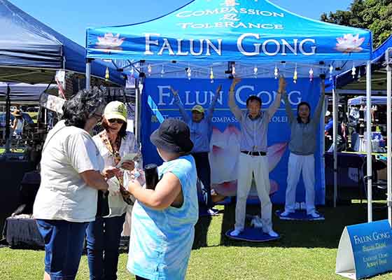 Image for article Australie : Les gens expriment leur soutien au Falun Dafa lors d’une foire communautaire en Australie occidentale
