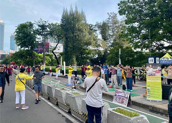 Image for article Indonésie : Les habitants de Jakarta découvrent le Falun Dafa