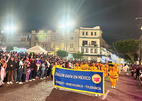 Image for article Mexique : Le public fait l’éloge du Falun Dafa lors d’un défilé à Veracruz