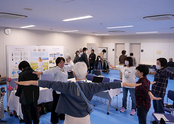 Image for article Japon : Les pratiquants de Falun Dafa enseignent les exercices aux habitants lors d’une activité