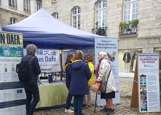 Image for article Les gens découvrent le Falun Dafa lors d’une journée d’information à Quimper