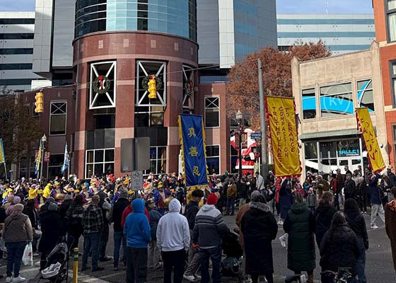 Image for article Michigan, États-Unis : Diffusion du principe Authenticité-Bienveillance-Tolérance lors du défilé de Noël à Kalamazoo