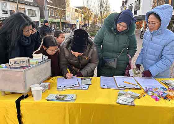Image for article Les gens soutiennent le Falun Dafa lors d’une journée d’information dans les Pays-Bas