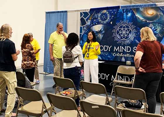 Image for article Des pratiquants de Floride présentent le Falun Dafa aux participants du Salon Mind Body Spirit