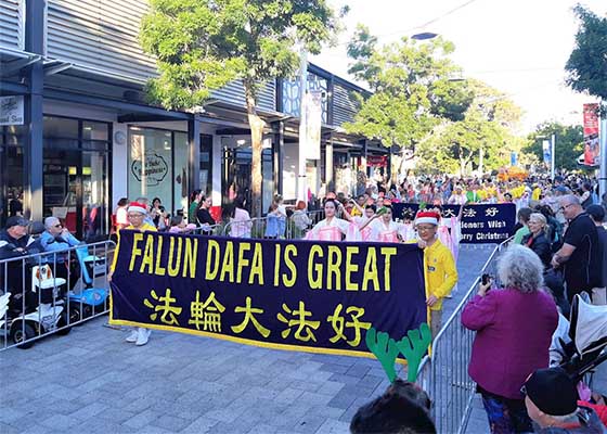 Image for article Australie occidentale : Les spectateurs applaudissent la prestation des pratiquants de Falun Dafa lors du défilé de Noël à Mandurah