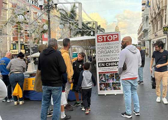 Image for article La collecte de signatures à Tenerife, en Espagne, pour mettre fin à la persécution du Falun Dafa par le PCC
