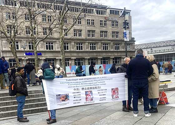Image for article Allemagne : Présentation du Falun Dafa sur la place de la cathédrale de Cologne