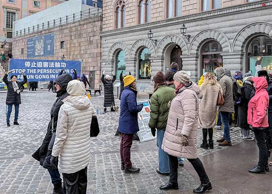 Image for article Les gens condamnent la persécution lors d’activités près du Parlement suédois