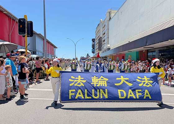 Image for article Nouvelle-Zélande : Le Falun Dafa accueilli dans sept défilés de Noël