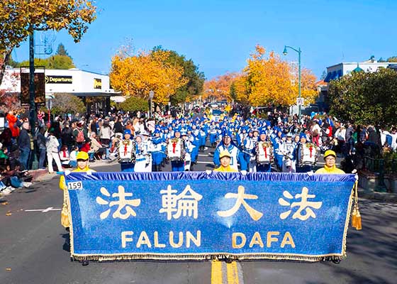 Image for article Californie : Les pratiquants de Falun Dafa participent au défilé de Noël des enfants de Los Gatos