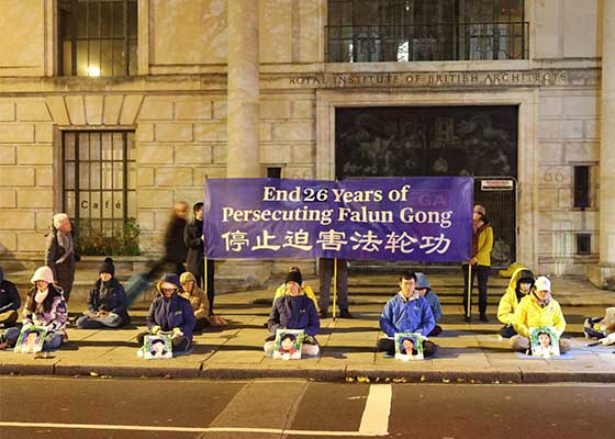 Image for article Londres, Royaume-Uni : Veillée aux chandelles devant l’ambassade de Chine pour la Journée des droits de l’homme