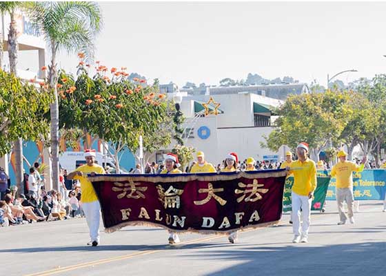Image for article San Diego, Californie : Présentation du Falun Dafa lors du défilé de Noël de La Jolla